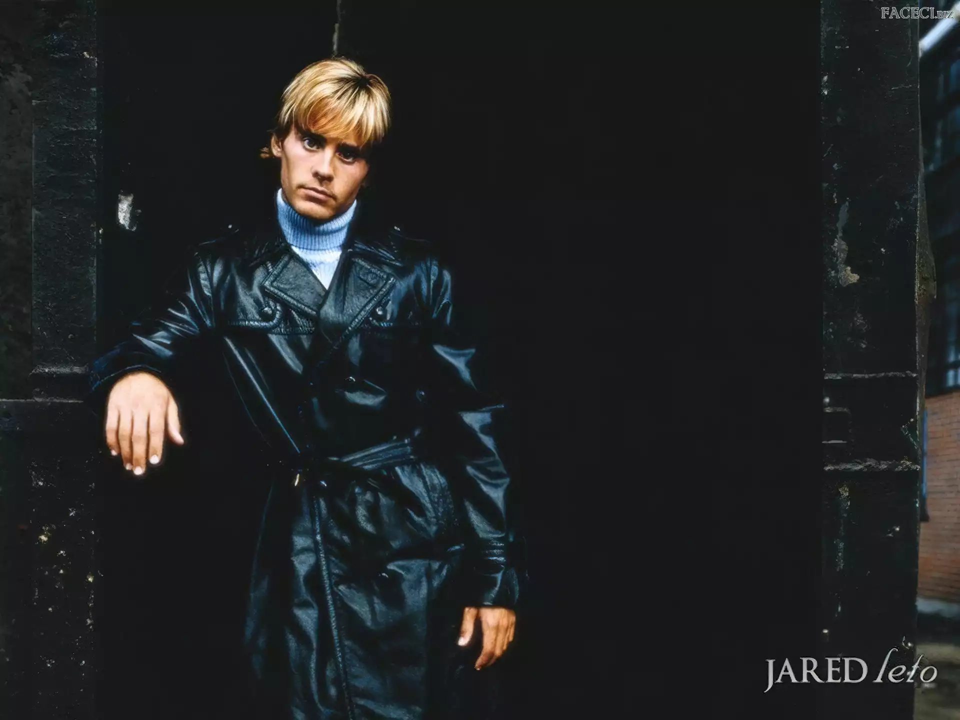 Jared Leto, czarny płaszcz